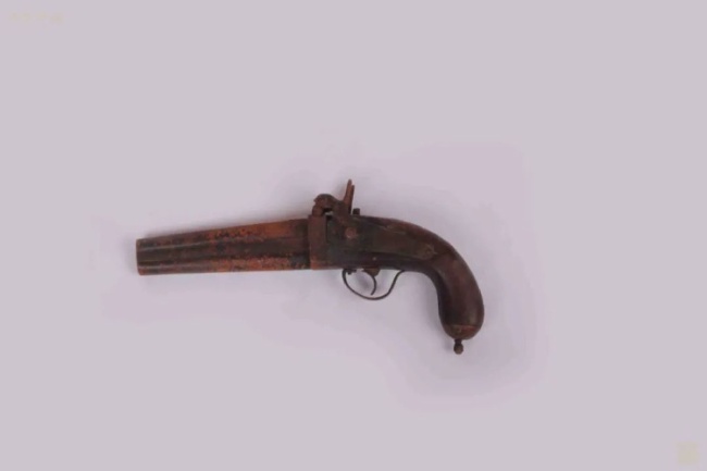 清末双管前膛木柄铜手枪。来源/中国船政文化博物馆