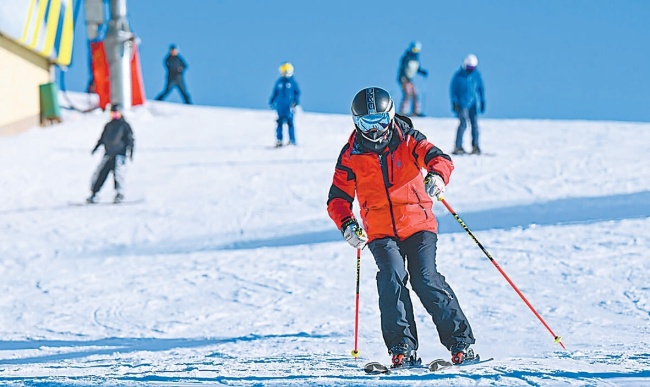 1月26日，滑雪青睐者们在张家口市崇礼区万龙滑雪场滑雪。河北日报记者 耿辉摄