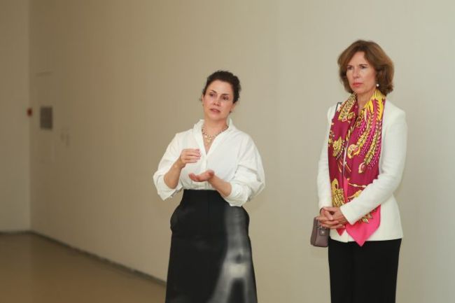英国驻华使馆大使吴若兰（右）与艺术家伊莎贝尔·科纳罗（左）