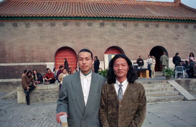 “艳俗艺术”第一个展览“艳妆生存”，参与者刘峥（左）、王庆松（右）。（1996年4月13日摄于北京皇史宬云峰画廊前）