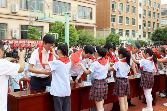 从城市病房到山区校园，卡游六一公益“双行动”落地
