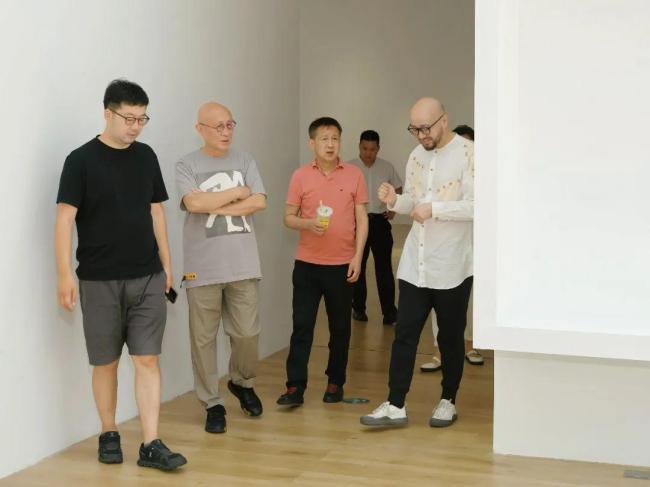 方力钧与崔灿灿一行来访芒果美术馆讨论展览事宜