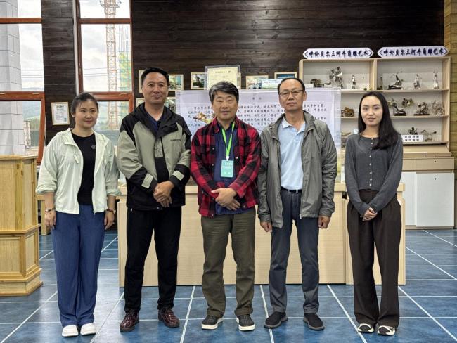 内蒙古自治区美术家协会中国画艺委会主任、呼伦贝尔市美协主席图力古尔带领写生团参观非遗馆（右二）