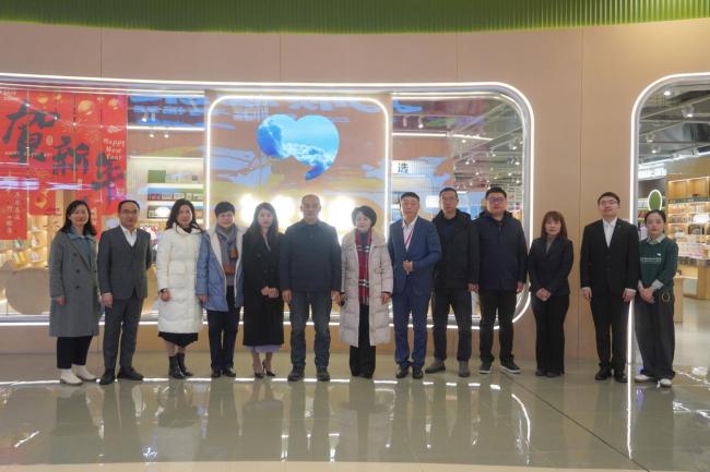  湖南省政协副主席、民进湖南省委员会主委潘碧灵一溜调研句象书店