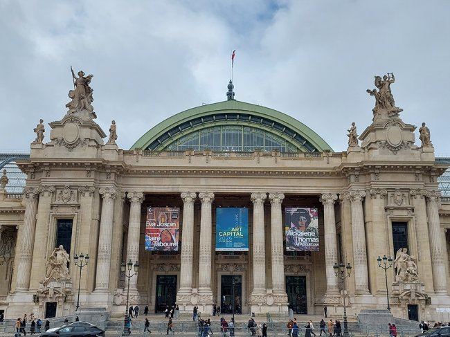 从语言命题到视觉经验：傅文俊综合媒介作品《白马非马》在法国巴黎大皇宫展出