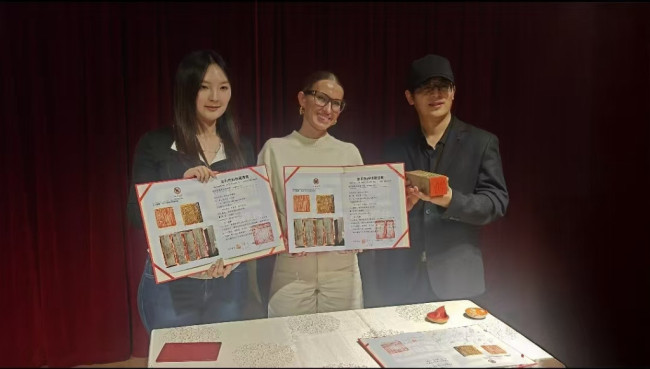 朱氏金石朱德胜、朱艺轩父女：以非遗篆刻架起文明互鉴之桥