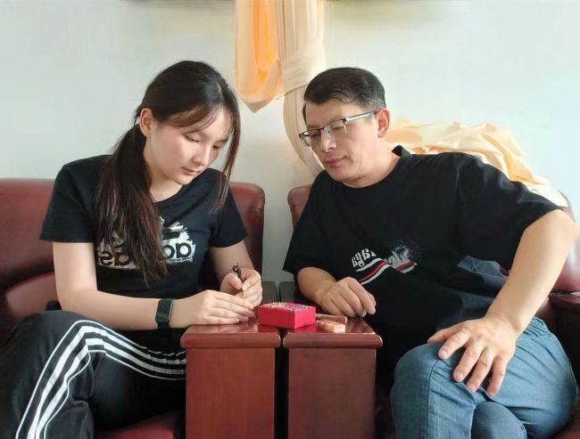 朱氏金石朱德胜、朱艺轩父女：以非遗篆刻架起文明互鉴之桥