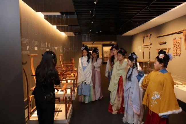 榫卯匠心，代代共守：区锦泽获评传统榫卯家具制作技艺非遗代表性传承人