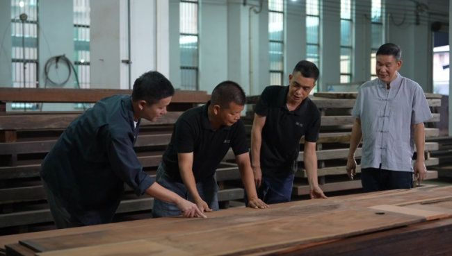 榫卯匠心，代代共守：区锦泽获评传统榫卯家具制作技艺非遗代表性传承人