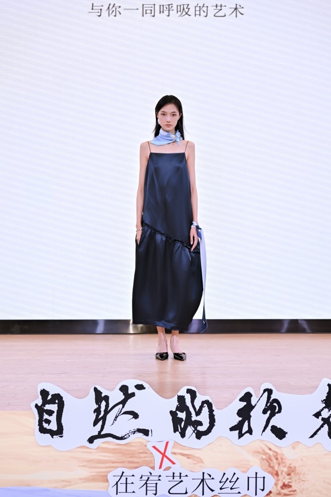 “画中有诗，丝中有画”——李照东《自然的歌者》新书发布暨在宥艺术丝巾跨界美学发布会在深举行