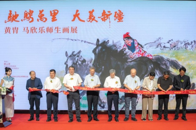 丹青续文脉 骏马写天山 “驰骋万里 大美新疆——黄胄、马欣乐师生画展”在乌鲁木齐开幕