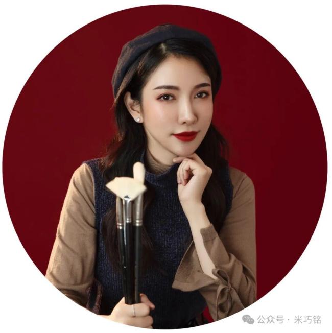 米巧铭，国家二级美术师，职业画家。中国美术家协会会员、中国艺术研究院研究员、中国女画家协会常务理事、美国肖像画协会会员、俄罗斯列宾美院硕士、俄罗斯国立工艺美术大学博士、俄罗斯国立工艺美术大学博士后。北京理工大学客座教授、现任教于云南大学艺术与设计学院，硕士生导师。曾留俄22年，满分毕业于世界四大美术学院俄罗斯列宾美院。师从俄罗斯顶级艺术家萨嘎洛夫、尤里•戈留塔。曾在俄罗斯担任国际艺术大奖赛的评委。胡润艺术榜成立18年历史上最年轻的上榜艺术家，在联合国总部及世界各地参展无数。其作品被中国大陆，中国香港地区，中国台湾地区，日本，马来西亚、法国、西班牙，俄罗斯，德国，美国，泰国等地的重要藏家各国政要及重要机构收藏。2017年-2024年以来连续八年蝉联胡润艺术榜少壮派艺术家榜首期货市场服务网，2025年位列胡润艺术榜第37位。
