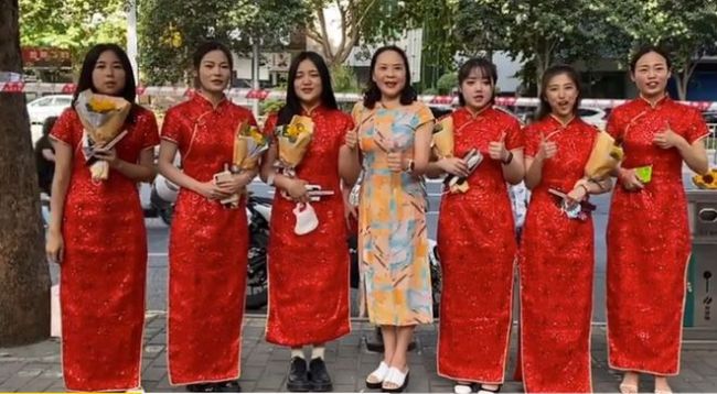 高考考场外，崩溃大哭的爸爸…