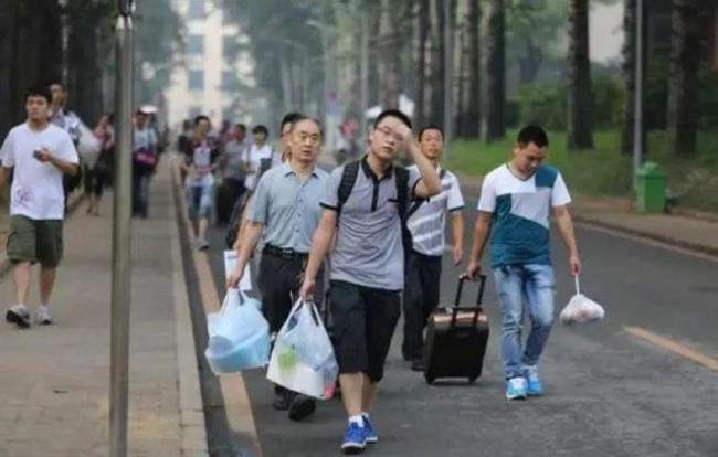 大一新生该不该一个人去大学？辅导员回应