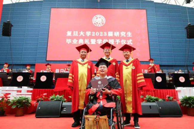 坐着轮椅毕业的复旦博士生：热爱数学，在轮椅上完成学业