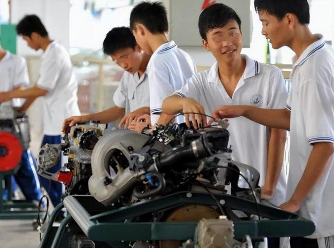 “上职高没有出息”?北大教授谈职高生前景,一句话茅塞顿开