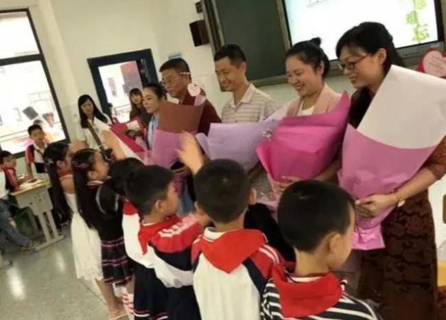 中学家委会筹备5000元,想给班上老师送礼