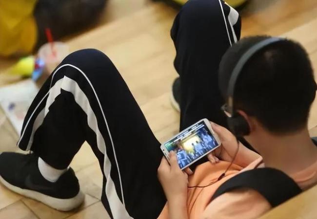 中学生偷偷浏览“颜色网站”，3个痕迹无法清除，家长可挨个查看