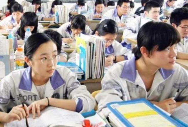 文科都是服务业？张雪峰直播“黑”文科，劝退学生还是恨铁不成钢