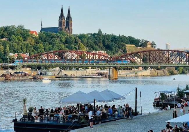 留学生:“我和史无前例的查理大学枪击案擦肩而过”