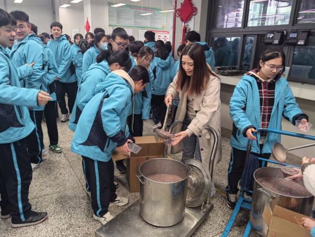 成都这些学校食堂，今天也做了腊八粥