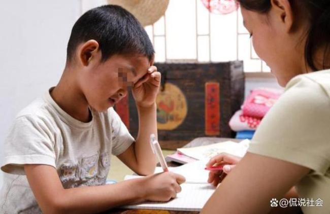 丈夫送妻子黄金锁,只求辅导孩子作业不发脾气