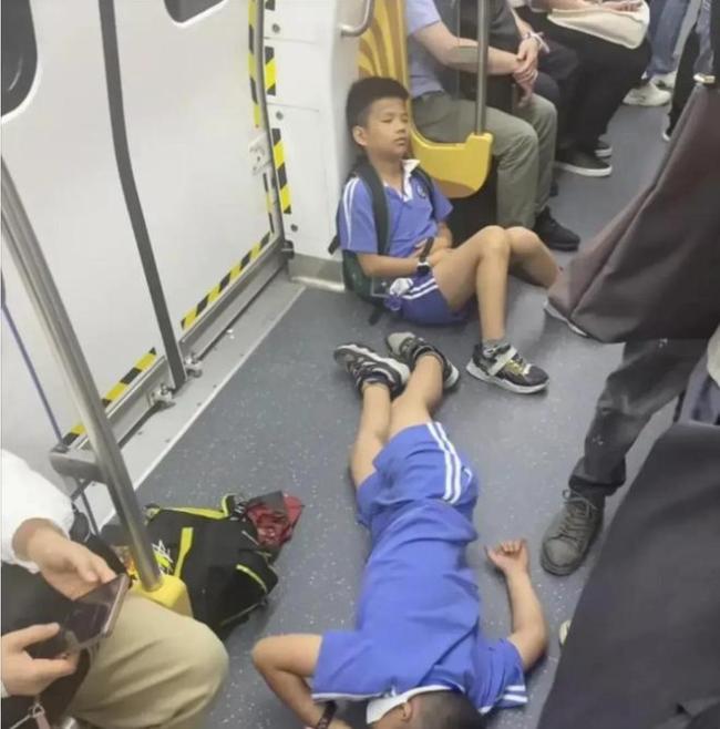 请把寒假还给孩子！一张小学生“地铁照”引热议