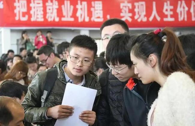 28岁女生国家奖学金、科研设计奖在手，投了8000份简历都石沉大海