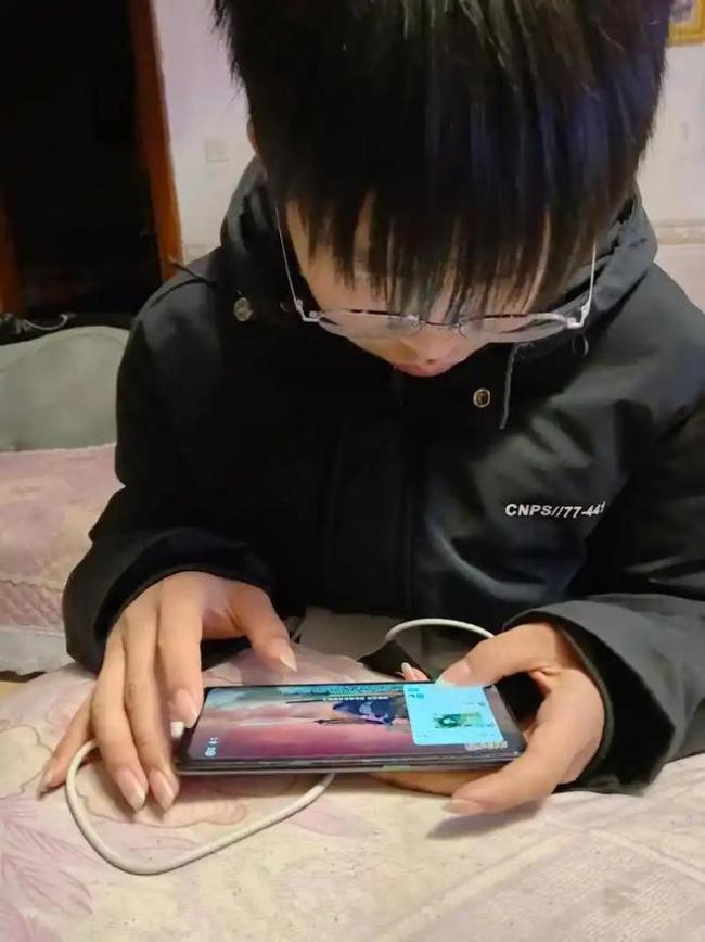 学生沉迷手机，班主任收了他的手机，家长索要，还以死亡相威胁