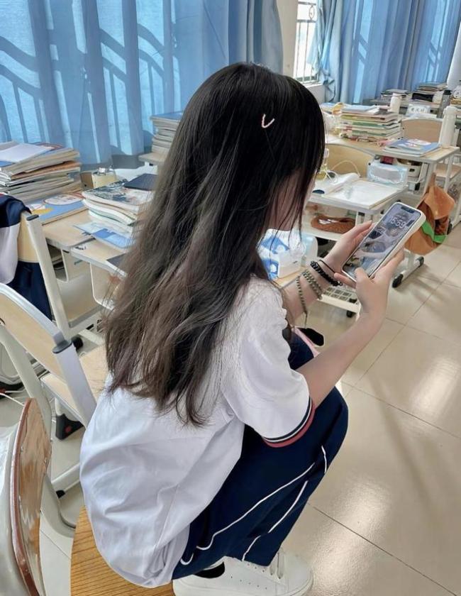 初中女生“自认很美”的3个行为，男生却看不懂，还会觉得很奇怪