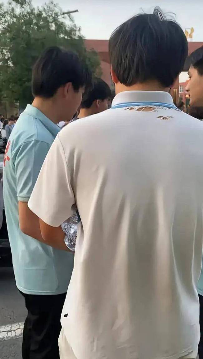 高考结束，这个男孩彻底火了，全网都在找他