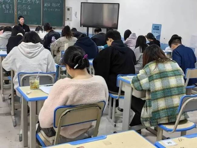 你还敢补课吗？学校暑假违规补课，家长一天举报5次