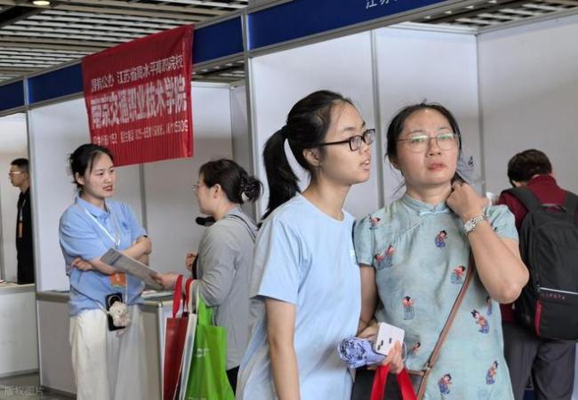 考生不报清北，学校发喜报透着怨怼，还有病句！