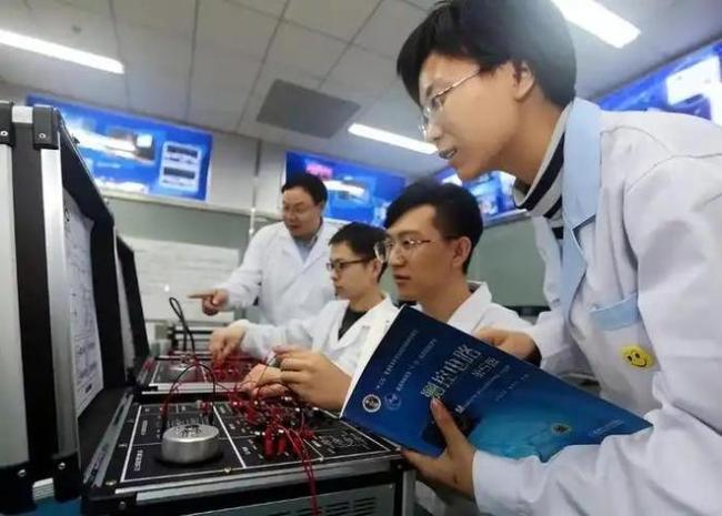120万毕业生抢5%新增岗位，工科神话正在塌方
