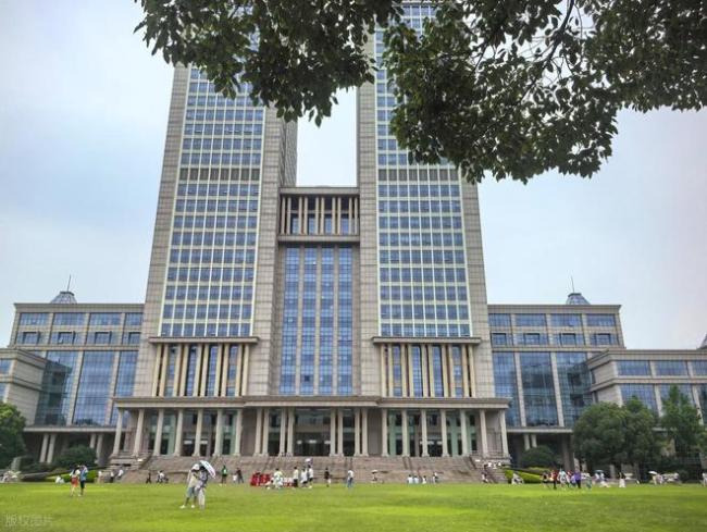 考生不报清北，学校发喜报透着怨怼，还有病句！