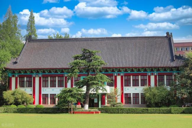 211大学招聘没编制，两个女生找不到工作，护理学本科不好就业？