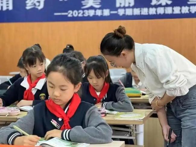 老师一瞪眼，家长就举报！家长群立刻炸锅：这算体罚吗？