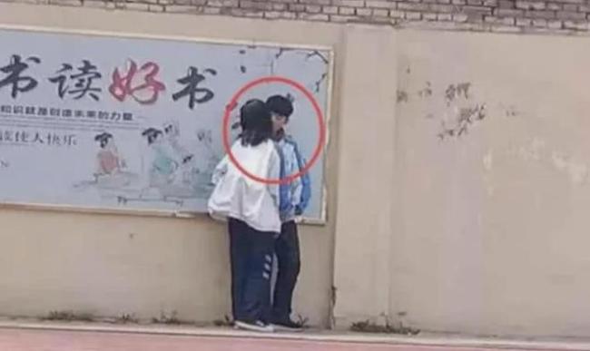 为防止中学生“早恋”，校长绞尽脑汁，设计出一款“特殊校服”