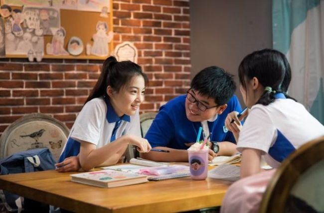 青春期孩子:社交恐惧,休学在家,家长要守住这3条线