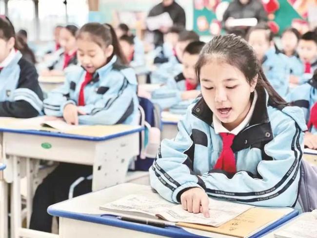 家长质疑学校分层教学对孩子不公平,官方回应:是学校的尝试