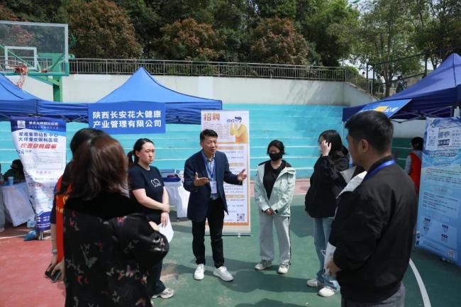西安海棠职业学院2026届毕业生春季专场招聘会成功举办