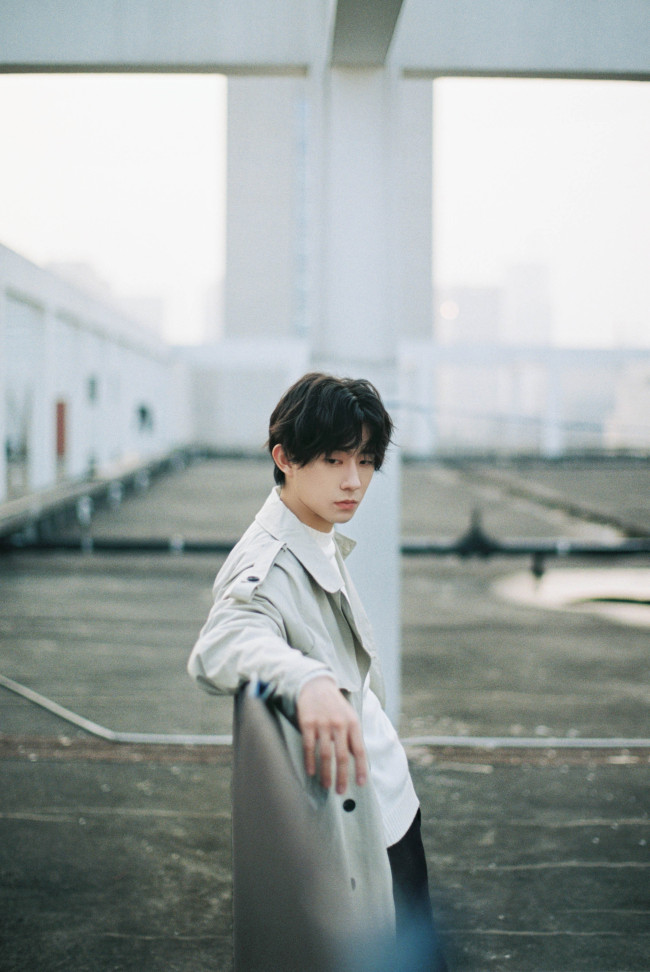 郑好天台写真大片质感满分简约时尚描绘冬日浪漫彰显少年活力