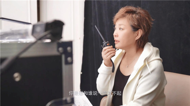 李静暖心采访火爆全网 催泪诉说“对不起谢谢你”