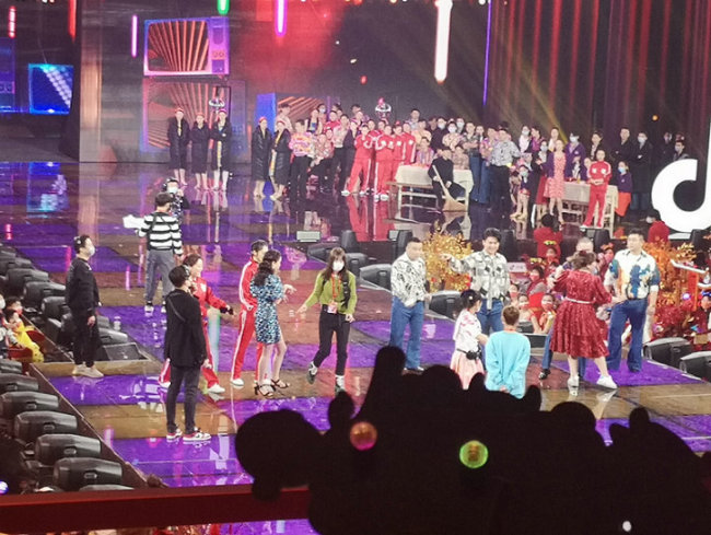 北京台春晚路透：贾玲携《你好，李焕英》剧组集体亮相