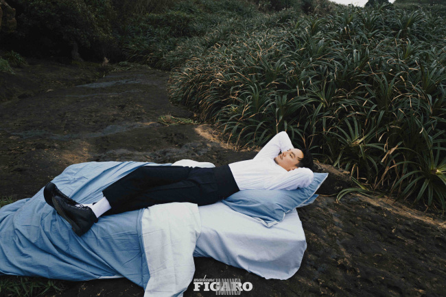 张震解锁全新海边大片 尽显“震”撼的魅力