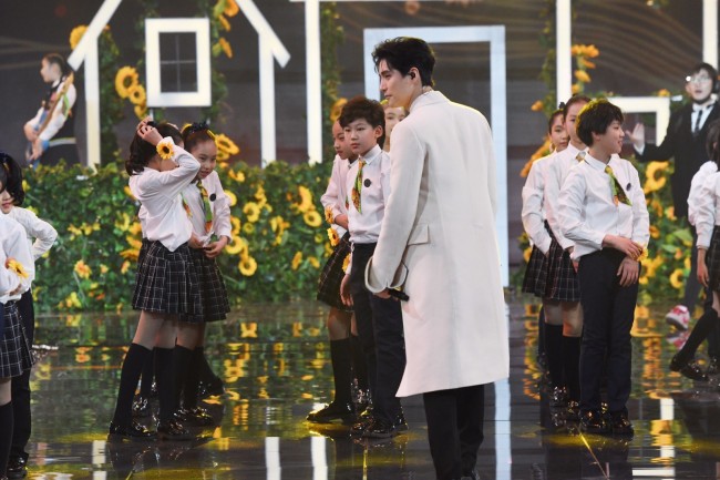 黄景瑜李沁同台亮相北京台春晚 实力唱将阿云嘎强势加盟