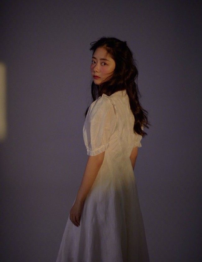谭松韵化微醺妆配卷发 一袭白裙少女感满满