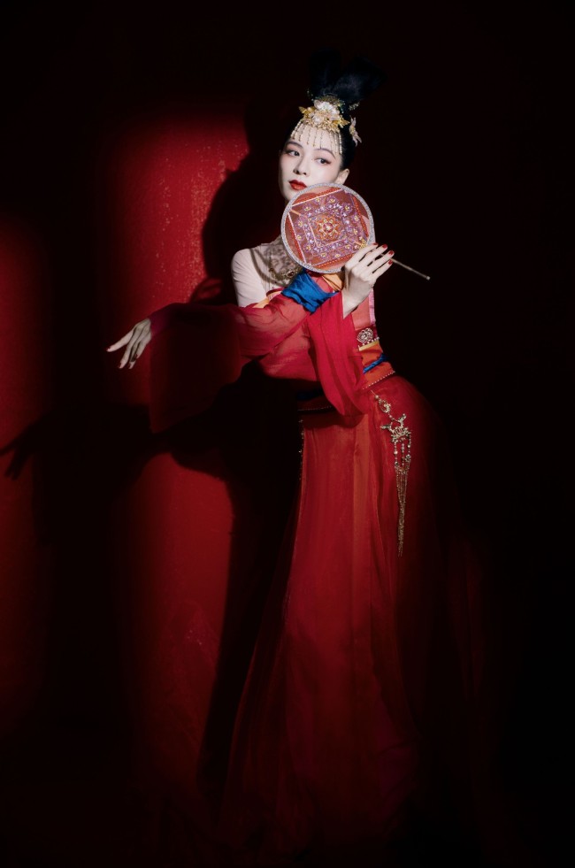 钟楚曦穿古装魅惑无比 身材凹凸有致超撩人