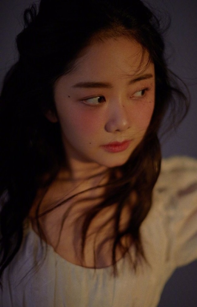 谭松韵化微醺妆配卷发 一袭白裙少女感满满