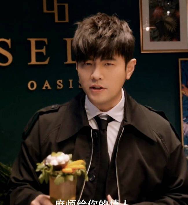 周杰伦一家四口豪车出游儿子小小周西瓜头吸睛